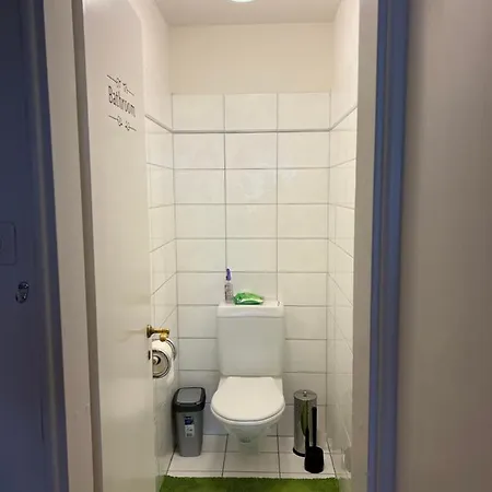 4Room Modern Apartment Next To Park Hyatt Zuerich Habitación en casa particular Zúrich
